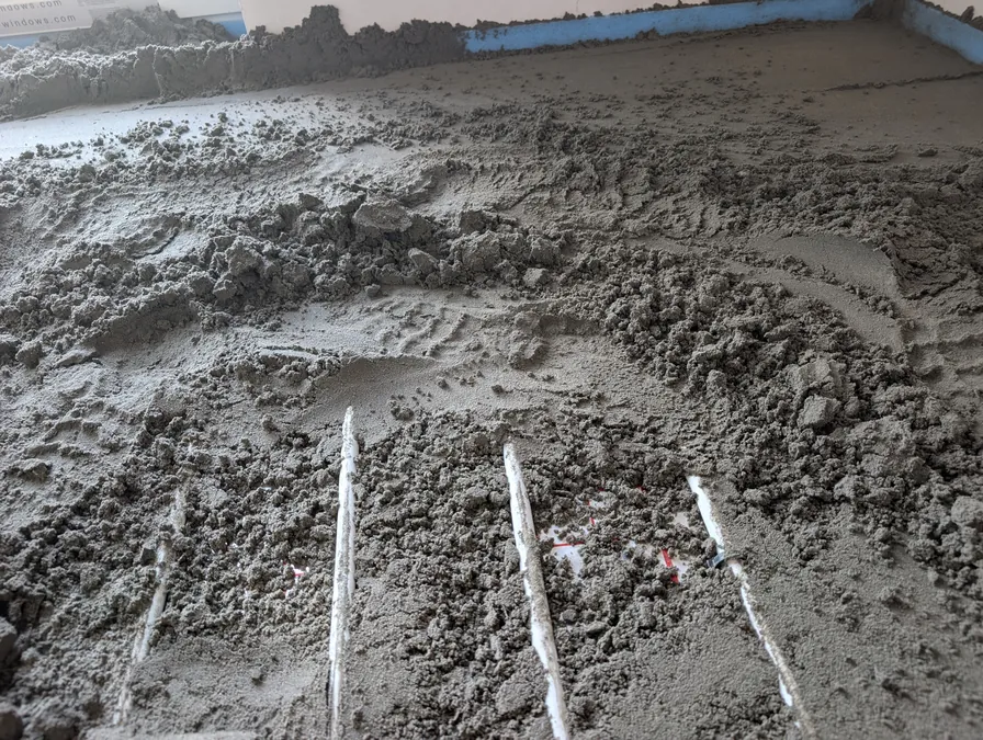 Напівсуха суміш і маяки — заливка стяжки під теплу підлогу
